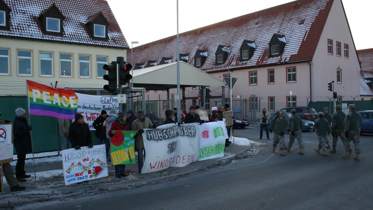 Die Bürgerinitiative "Etz langt´s" setzt sich nicht nur, wie hier bei einer Demonstration vor der US-Kaserne in Katterbach, für eine Reduzierung des Fluglärms ein, sondern wehrt sich auch gegen den weiteren Ausbau des Standorts. (Archivbild) Die Bürgerinitiative "Etz langt´s" setzt sich nicht nur, wie hier bei einer Demonstration vor der US-Kaserne in Katterbach, für eine Reduzierung des Fluglärms ein, sondern wehrt sich auch gegen den weiteren Ausbau des Standorts. (Archivbild)