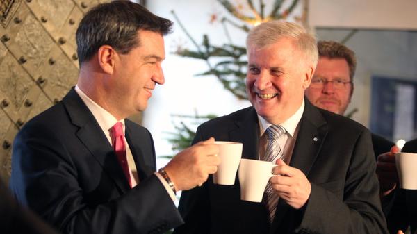Da könnte man schon mal abheben. Oder? Er sei "vom Ehrgeiz zerfressen", habe gar "charakterliche Schwächen" lästert im Jahr 2012 ausgerechnet Bayerns Landesvater Horst Seehofer über Markus Söder. Wie sehr Bilder über die Realität hinwegtäuschen können, zeigt dieses hier.