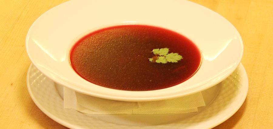 Rote Bete wird in der polnischen Küche oft verwendet. Beliebt ist das Gericht "Borschtsch", ein Eintopf mit Roter Bete, den es in verschiedenen Variationen gibt. In der Restauration Kopernikus wird Borschtsch als Brühe serviert. 
 <a href="http://www.nordbayern.de/essen-trinken/gastro-guide/rezept-fur-polnische-rote-bete-suppe-1.2586510
 "target="_blank">Ein Rezept für polnischen Borschtsch finden Sie hier.