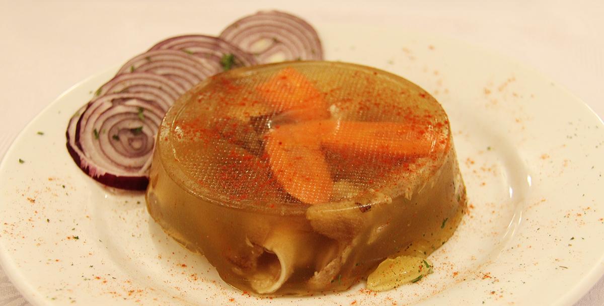 Die typisch rumänische Schweinesülze ist ein Weihnachtsklassiker. Die typisch rumänische Schweinesülze ist ein Weihnachtsklassiker.