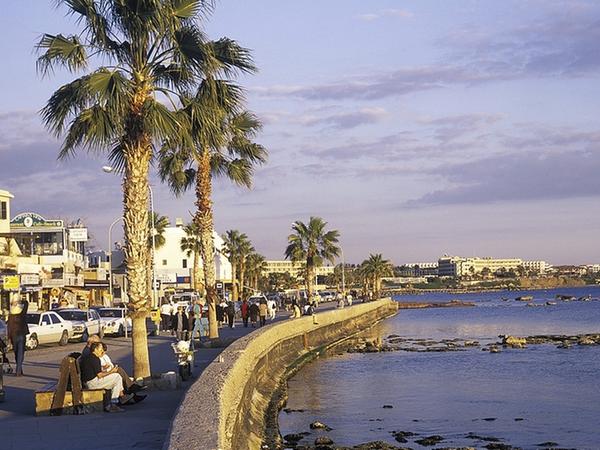 Zypern lockt mit Wein, Oliven, Sonne, Mosaiken, Klöstern, quirligen Hafenstädten sowie schönen Stränden. Und dann gibt es dort auch noch einen stabilen Benzinpreis!