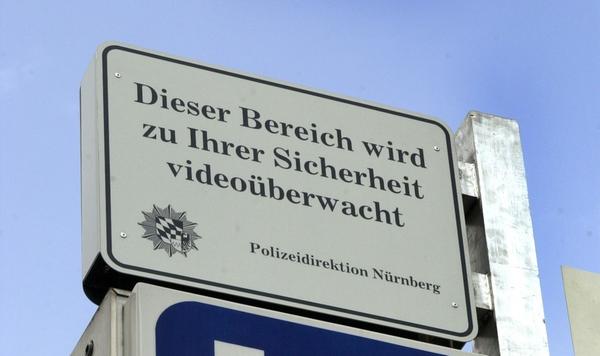 Bereiche, in denen die Polizei mit Kameras das Geschehen aufzeichnet, müssen mit solchen Schildern wie hier an der Königstraße in Nürnberg gekennzeichnet sein.