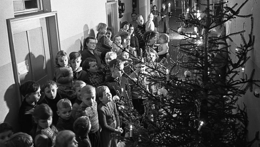 Das zweite Weihnachtsfest im Flüchtlingslager Schafthof feierten insgesamt 332 Flüchtlinge, die im September 1961 aus der DDR nach Nürnberg gekommen waren. (Zum Artikel: "Zweites Weihnachten im Lager")