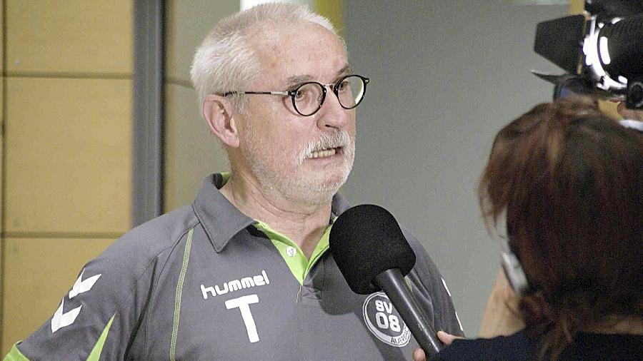 Gefragter Fachmann: Der in Handballerkreisen bestens bekannte Klaus Jahn, hier noch Trainer des Bayernligisten SV 08 Auerbach, soll beim TV Roßtal wieder für Ruhe und Punkte sorgen. Gefragter Fachmann: Der in Handballerkreisen bestens bekannte Klaus Jahn, hier noch Trainer des Bayernligisten SV 08 Auerbach, soll beim TV Roßtal wieder für Ruhe und Punkte sorgen.