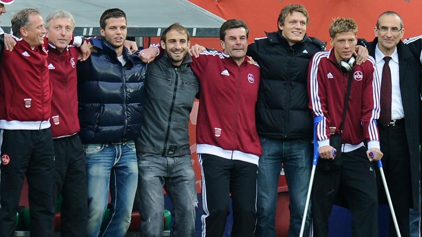 In zwei Spielen besiegte der FCN im Mai 2010 den FC Augsburg und blieb erstklassig. Die Mannschaft feierte mit Hecking Arm in Arm.