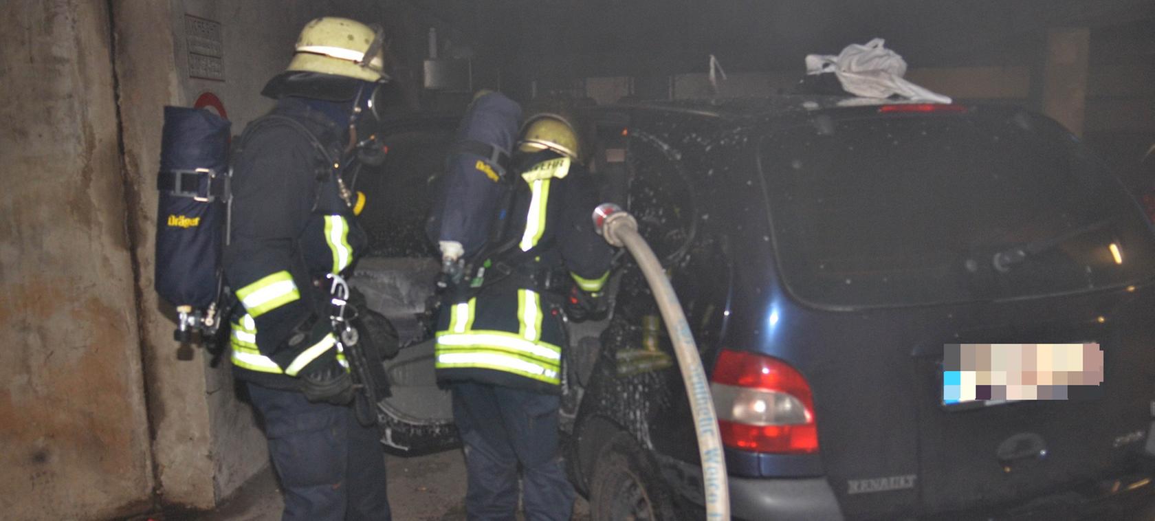 Feuerwehrleute bei Löscharbeiten in einer Fürther Tiefgarage.