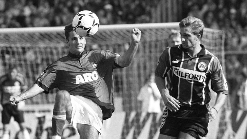 ... konnte Wiesinger nicht verhindern, dass 1996/97 drittklassiger Regionalliga-Fußball in Nürnberg gespielt wurde. Immerhin sammelte er dort seine ersten Derby-Erfahrungen mit oder besser gegen die SpVgg Greuther Fürth.