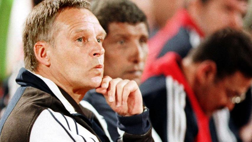 Nach der Winterpause heuerte Rainer Zobel am Valznerweiher an: Bevor er zum internationalen Wandervogel wurde, saß Zobel fast das gesamte Jahr 1994 auf der Trainerbank des Club. In seine Zeit fielen das Phantomtor von Thomas Helmer gegen den FCN und der darauf folgende Abstieg in der Saison 1993/94. Ende 1994 war es dann schon wieder vorbei mit der Ära Zobel. Der Club stand in der zweiten Bundesliga nach 17 Spieltagen nur auf Rang 14, mit lediglich einem Punkt Abstand zu den Abstiegsrängen. Mit Günter Sebert stieg der FCN sportlich in die damals drittklassige Regionalliga ab, durch die Lizenzentzüge von Dresden und Saarbrücken schaffte der Club durch ein Hintertürchen aber doch den Verbleib im Unterhaus. Nach der Winterpause heuerte Rainer Zobel am Valznerweiher an: Bevor er zum internationalen Wandervogel wurde, saß Zobel fast das gesamte Jahr 1994 auf der Trainerbank des Club. In seine Zeit fielen das Phantomtor von Thomas Helmer gegen den FCN und der darauf folgende Abstieg in der Saison 1993/94. Ende 1994 war es dann schon wieder vorbei mit der Ära Zobel. Der Club stand in der zweiten Bundesliga nach 17 Spieltagen nur auf Rang 14, mit lediglich einem Punkt Abstand zu den Abstiegsrängen. Mit Günter Sebert stieg der FCN sportlich in die damals drittklassige Regionalliga ab, durch die Lizenzentzüge von Dresden und Saarbrücken schaffte der Club durch ein Hintertürchen aber doch den Verbleib im Unterhaus.