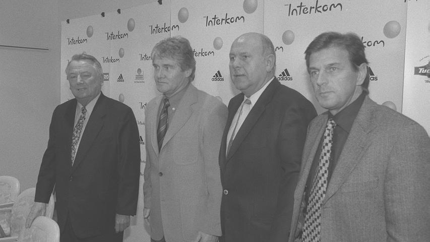 Friedel Rausch (2. v. l.) fand 1998 eine Anstellung als Club-Trainer. Nach einem dramatischen Saisonfinale... Friedel Rausch (2. v. l.) fand 1998 eine Anstellung als Club-Trainer. Nach einem dramatischen Saisonfinale...