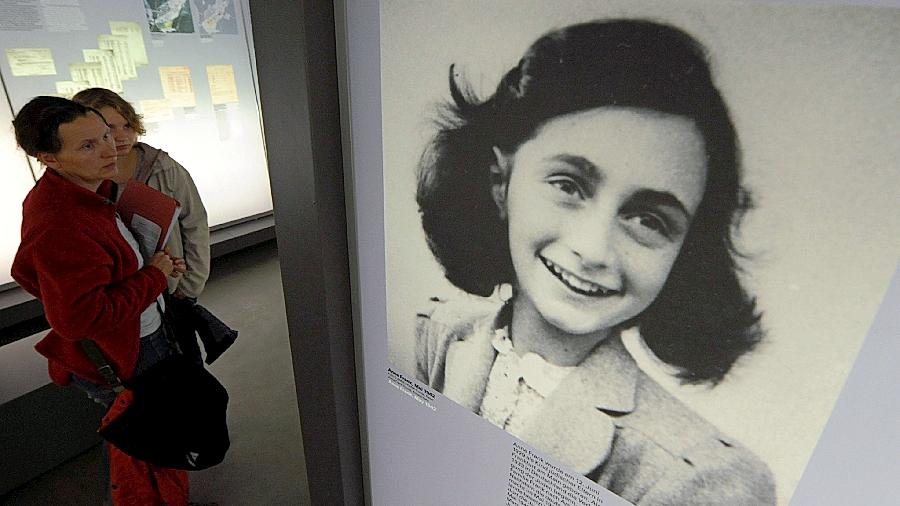 Zwei Besucherinnen der KZ-Gedenkstätte Bergen-Belsen betrachten ein Bild von Anne Frank. Auch in Langwasser wird es nächstes Jahr eine Anne-Frank-Ausstellung geben. Zwei Besucherinnen der KZ-Gedenkstätte Bergen-Belsen betrachten ein Bild von Anne Frank. Auch in Langwasser wird es nächstes Jahr eine Anne-Frank-Ausstellung geben.