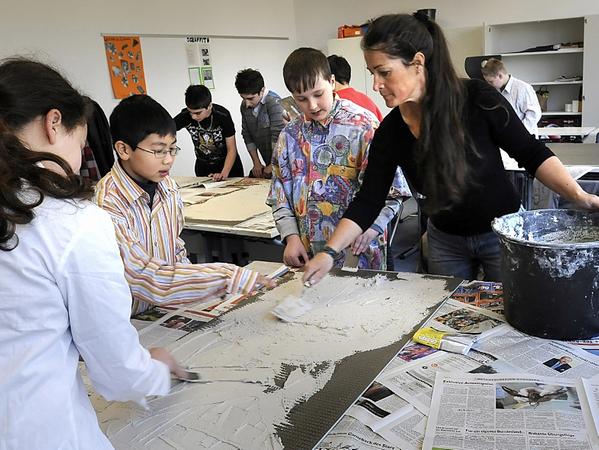 Manuela Dilly hat mit Jugendlichen — hier bei der Arbeit an einem Wandbild in der Adalbert-Stifter-Schule — schon viele interessante Projekte durchgeführt. Manuela Dilly hat mit Jugendlichen — hier bei der Arbeit an einem Wandbild in der Adalbert-Stifter-Schule — schon viele interessante Projekte durchgeführt.