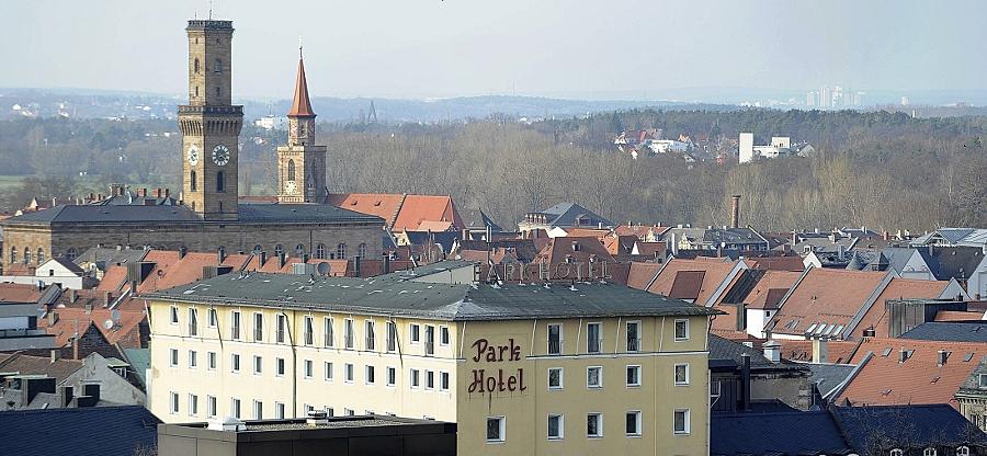 Große Hoffnungen ruhen auf einem neuen Einkaufsschwerpunkt im Zentrum von Fürth, dem das leerstehende Park-Hotel mit seiner markanten gelben Fassade weichen soll. Ein Bürgerbegehren soll nun den Abriss verhindern.