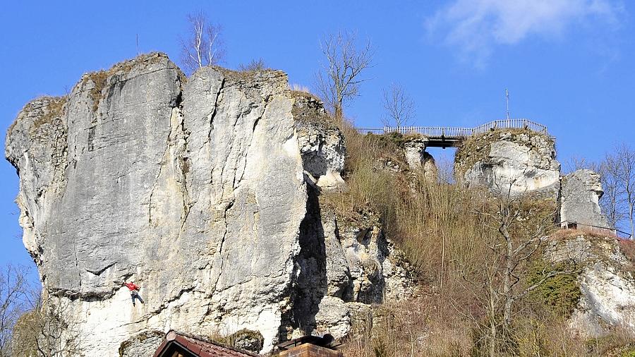 Spektakulär ist auch der Blick von unten auf die Ruine der Streitburg.