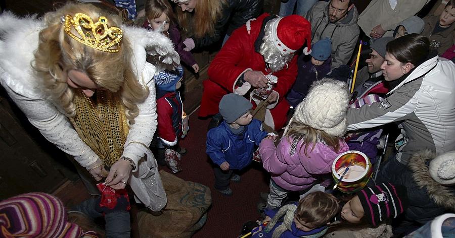 Das Christkind und der Weihnachtsmann verteilten in der Georgskirche Selbstgebackenes an die Kinder. Das Christkind und der Weihnachtsmann verteilten in der Georgskirche Selbstgebackenes an die Kinder.