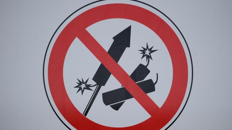 Dieses Schild weist auf ein Verbot von Feuerwerken in der Tübinger Altstadt hin. Auch in Nürnberg ist das Abbrennen von Feuerwerkskörpern um die historische Nürnberger Burg verboten - und noch einiges mehr.