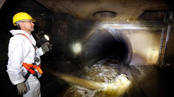 Nürnbergs Kanalisation hat eine Netzlänge von 1468 km. Und ist an 69.900 Grundstücke angeschlossen. Die Abwasserbeseitigung für einen Drei-Personen-Haushalt kostet die Stadt im Jahr 355 Euro. Dafür nimmt sie insgesamt 78,6 Millionen Euro Gebühren ein.