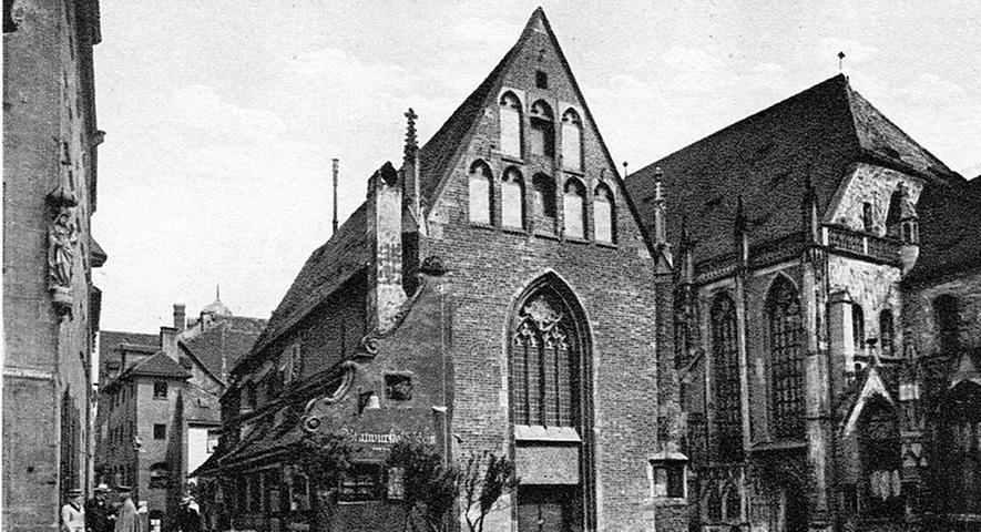 Bis zu seiner Zerstörung 1944 war das Bratwurstglöcklein an der Moritzkapelle ein beliebtes Touristenziel. Die Kapelle selbst war 28 Meter lang und acht Meter breit, mehr als eine schlichte Friedhofskapelle, aber klein im Schatten der mächtigen Sebalduskirche. Bis zu seiner Zerstörung 1944 war das Bratwurstglöcklein an der Moritzkapelle ein beliebtes Touristenziel. Die Kapelle selbst war 28 Meter lang und acht Meter breit, mehr als eine schlichte Friedhofskapelle, aber klein im Schatten der mächtigen Sebalduskirche.