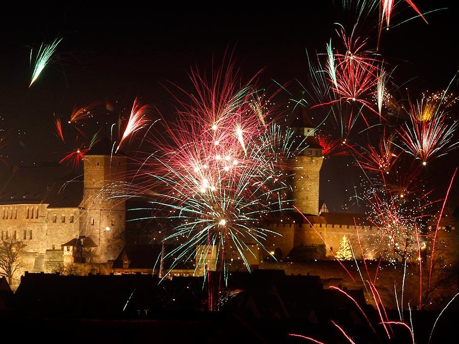 Silvester in Nürnberg: Buntes Feuerwerk über der Altstadt - Nürnberg