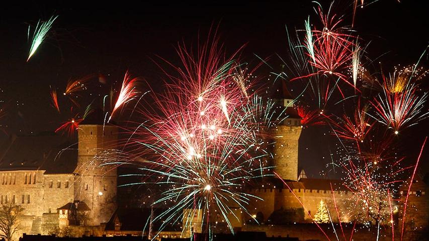 Silvester in Nürnberg: Buntes Feuerwerk über der Altstadt