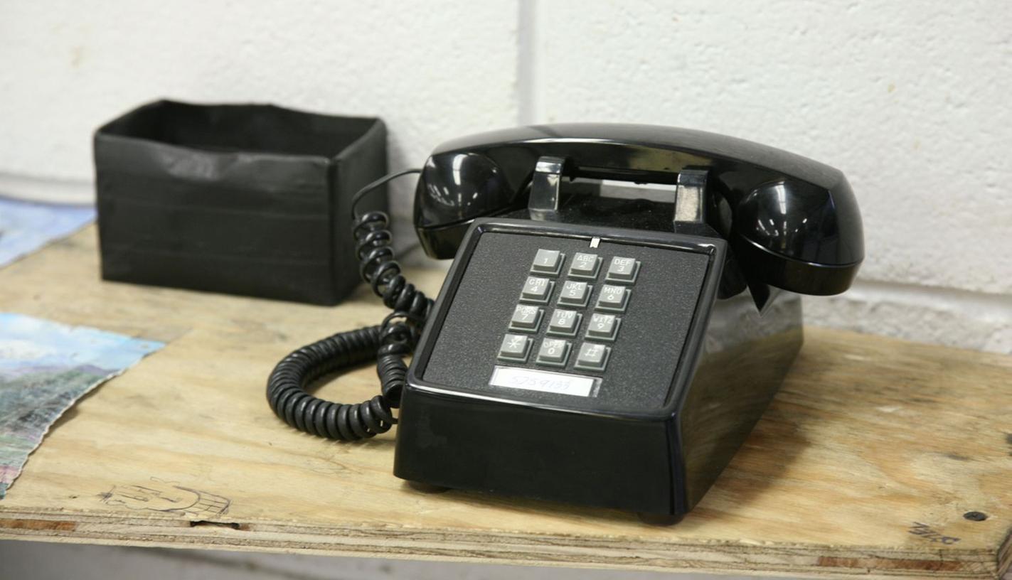 Ein altes Schnurrtelefon. Heutzutage ist es längst durch kabellose Mobiltelefone abelöst, sodass sich kaum mehr einer an den Satz "ich leg mal eben den Hörer ab" erinnert.