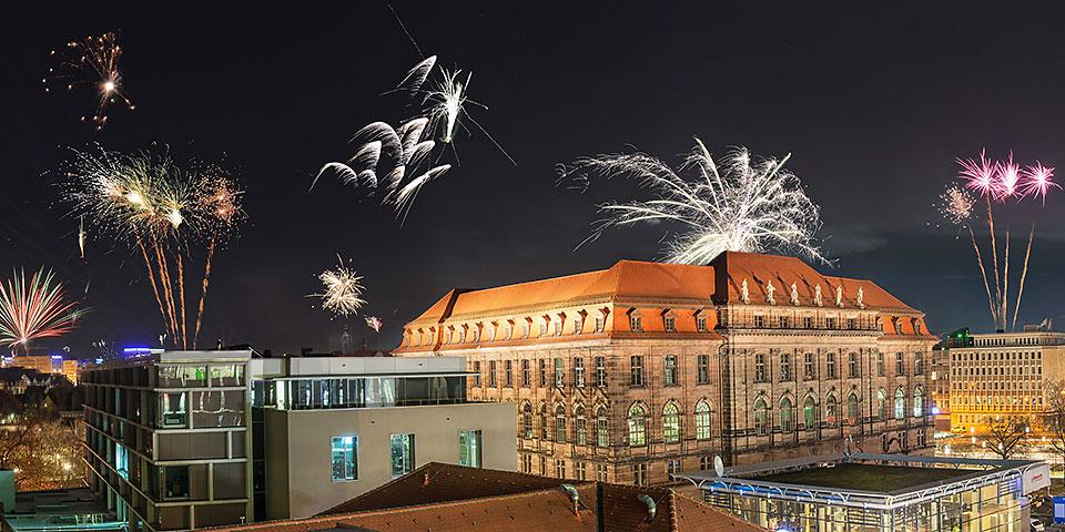 Silvester in Nürnberg: Buntes Feuerwerk über der Altstadt - Nürnberg