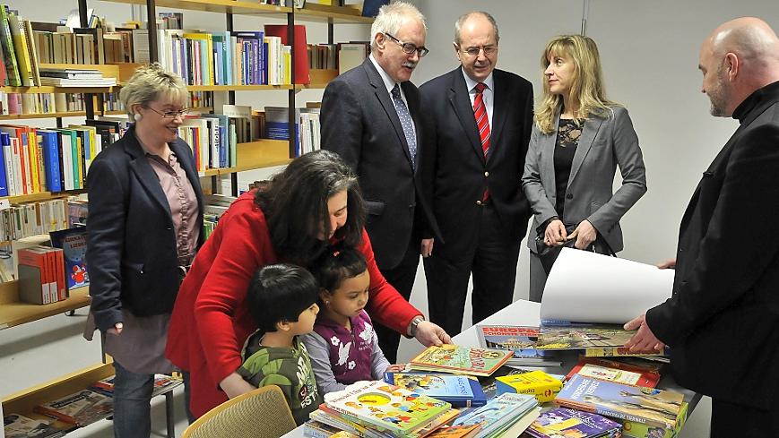 In der "Asylothek" stehen Bücher für große und kleine Flüchtlinge bereit.