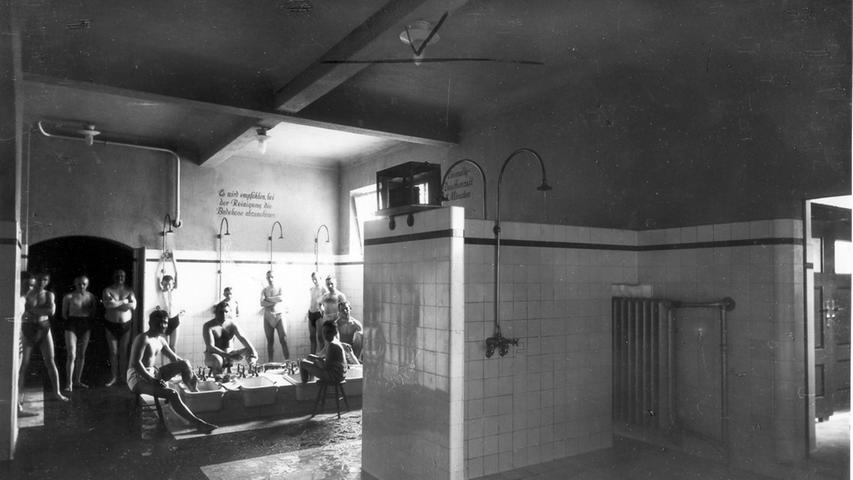 Ein Blick in die Brausebäderabteilung. Das Bild stammt von 1914.