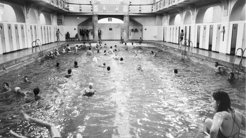 Nürnbergs erstes Hallenbad war nun etwas in die Jahre gekommen, hatte aber immer noch eine, wenn auch etwas kleinere, treue Anhängerschar. Trotz der Sanierungsarbeiten im Jahr 1988 wurde die Badeanstalt 1994 wegen Unrentabilität geschlossen.