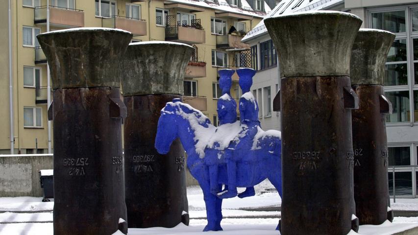 Seit das blaue Reiterstandbild des Bildhauers Johannes Brus mit den vier Säulen 1993 neben der Studierendenmensa aufgestellt wurde, hat es schon viel mitgemacht. Mehrfach wurde es von Kunstfeinden demoliert. Die Schäden wurden stets beseitigt und die Hülle verstärkt. Mit einer sanften Schneedecke wirkt der Schauplatz dieser Attacken dafür im Winter umso friedlicher.
