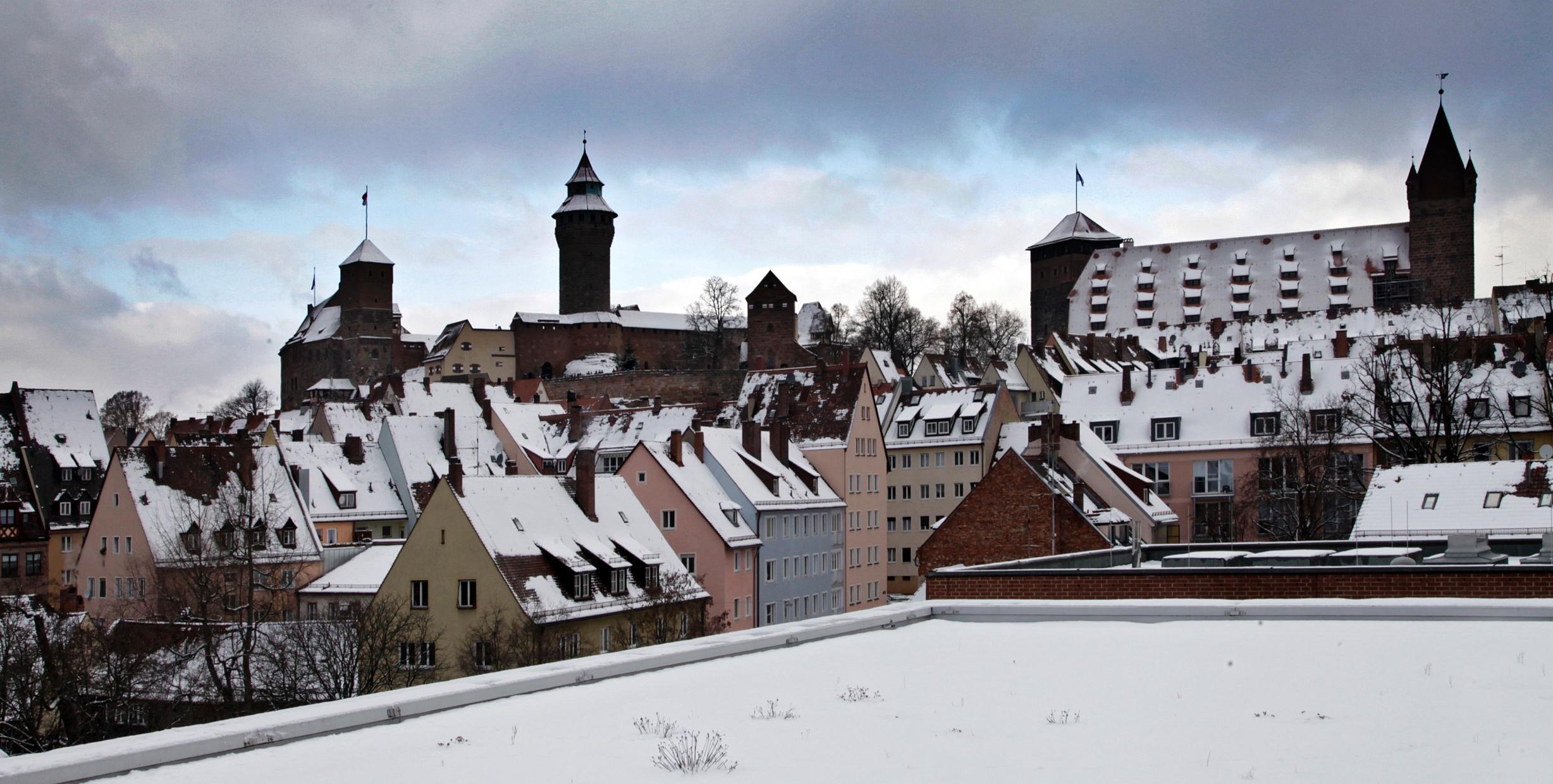 Er ist der schönste Platz Nürnbergs, der Tiergärtnertorplatz mit seinem Kopfsteinpflaster, Fachwerk, und dem Dürer-Haus. Nach einer Stärkung in einem der Cafés dort steigt man dann hinauf zur Kaiserburg, dem Wahrzeichen der Stadt Nürnberg. Wenn Schnee die Dächer der Altstadt bedeckt, genießt man von hier einen unvergleichlichen Ausblick.
