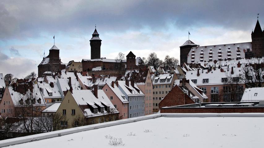 Er ist der schönste Platz Nürnbergs, der Tiergärtnertorplatz mit seinem Kopfsteinpflaster, Fachwerk, und dem Dürer-Haus. Nach einer Stärkung in einem der Cafés dort steigt man dann hinauf zur Kaiserburg, dem Wahrzeichen der Stadt Nürnberg. Wenn Schnee die Dächer der Altstadt bedeckt, genießt man von hier einen unvergleichlichen Ausblick.