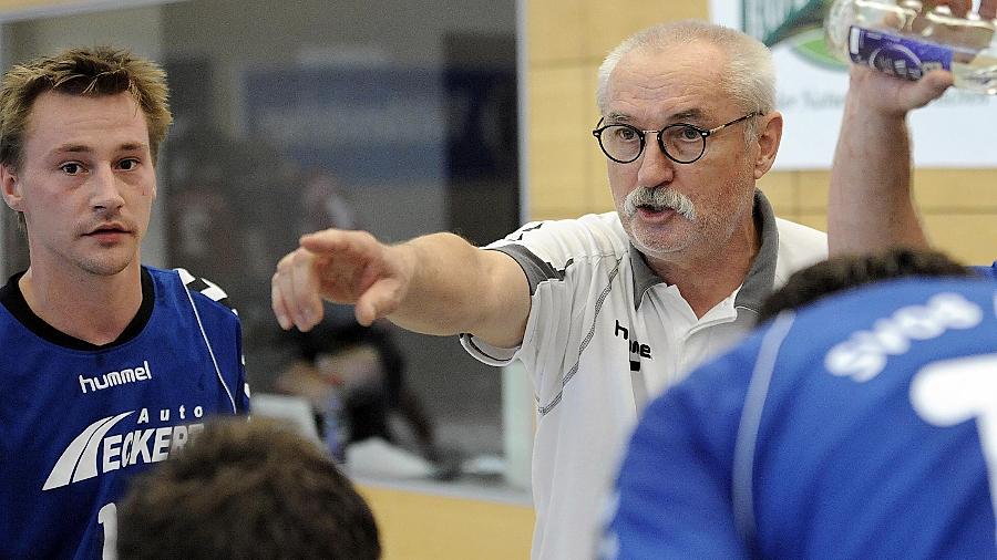 Da geht’s lang: Klaus Jahn — hier noch Trainer des damaligen Bayernligisten Auerbach — gibt jetzt in Roßtal den Ton an. Dem Landesligisten will er einen unbedingten Siegeswillen einimpfen. Da geht’s lang: Klaus Jahn — hier noch Trainer des damaligen Bayernligisten Auerbach — gibt jetzt in Roßtal den Ton an. Dem Landesligisten will er einen unbedingten Siegeswillen einimpfen.