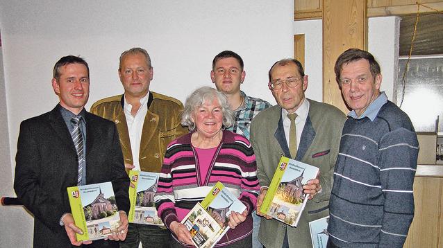 Initiator Stefan Hauck mit seinen Helfern Werner Mühlhäußer, Herta Frank, Matthias Hüttinger, Adolf Hochmuth und Hermann Habermeyer (von links). Initiator Stefan Hauck mit seinen Helfern Werner Mühlhäußer, Herta Frank, Matthias Hüttinger, Adolf Hochmuth und Hermann Habermeyer (von links).