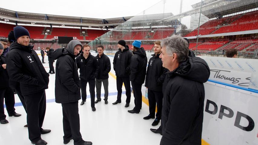 Bereitwillig standen die Spieler der Eisbären Berlin auf dem Eis für Interviews zur Verfügung. Rechts vorne steht Don Jackson, der Cheftrainer der Eisbären.