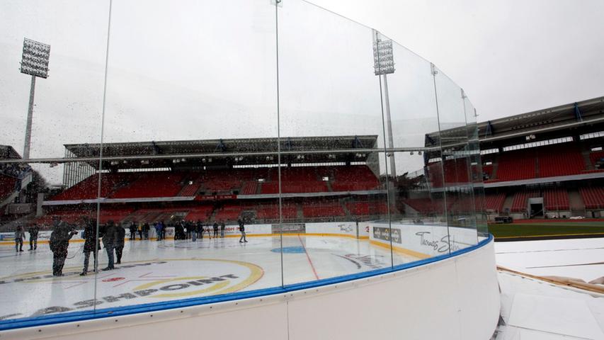 ...es ist das erste Spiel der Deutschen Eishockey Liga (DEL) unter freiem Himmel.