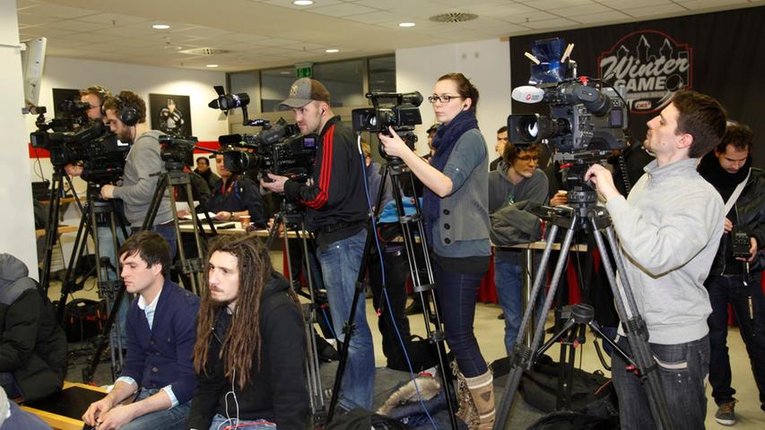 Die Pressekonferenz zum Wintergame hat eine Menge Journalisten und Kameras ins Frankenstadion gelockt.
