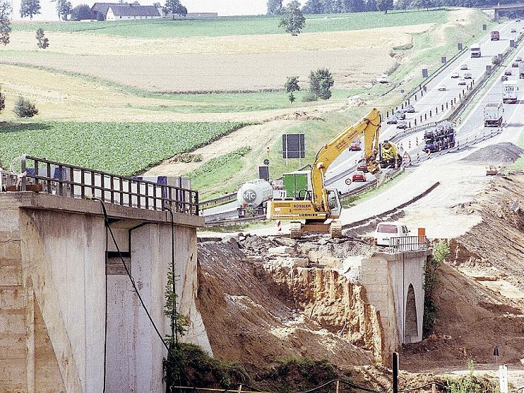 Nach der Massenkarambolage 1990 wurde der Damm, auf dem die Autobahn verlief, samt einiger Durchlässe abgebaut (Foto) und durch eine knapp 500 Meter lange Talbrücke ersetzt. Die Unfallzahlen gingen seither deutlich nach unten.