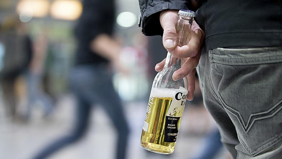 Alkohol ist in Bayern aktuell in der Öffentlichkeit verboten. Ein Gericht kippte die Maßnahme nun.
Alkohol ist in Bayern aktuell in der Öffentlichkeit verboten. Ein Gericht kippte die Maßnahme nun.