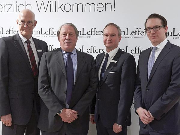 Packen gemeinsam an: Gerhard Wöhrl (2.v.l.) und sein Sohn Olivier (r.), der das Unternehmen seit 2012 führt, mit den SinnLeffers-Managern Abram Nette (l.) und Karsten Oberheiden(2.v.r.).