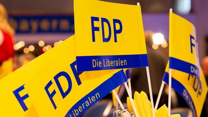 Für die FDP ist Wohneigentum „ein wichtiger Beitrag zur Alters­vorsorge und der beste Schutz vor steigenden Mieten“. Die Liberalen sind gegen „regulierende Eingriffe in den Wohnungsmarkt“ wie Miet­preisbremse oder Sanierungsverbote. Stattdessen möchte die FDP Bedin­gungen für Investoren verbessern.