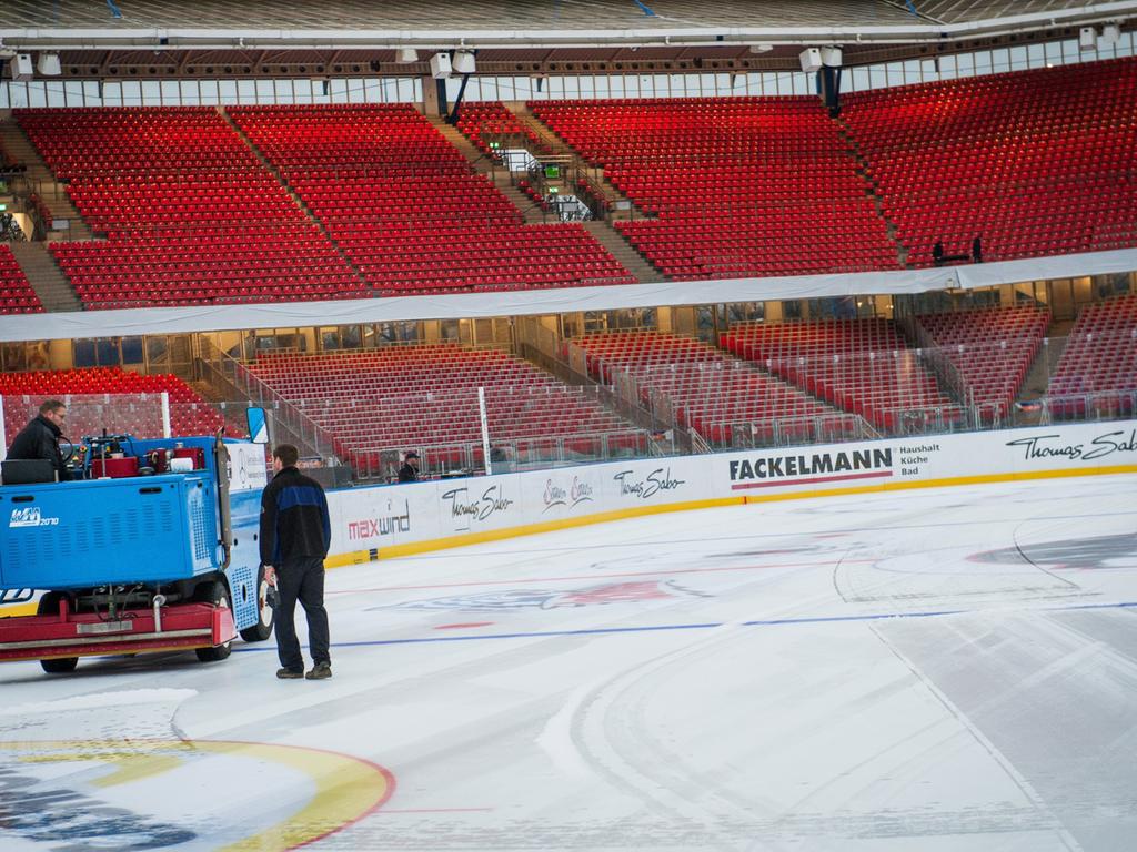 In zehn Tagen wurde aus dem Nürnberger Stadion ein moderner Eishockey-Tempel gemacht.