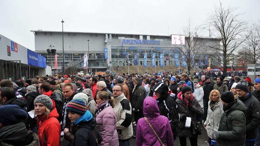Die Arena lassen die Icehockey-Fans diesmal links liegen.