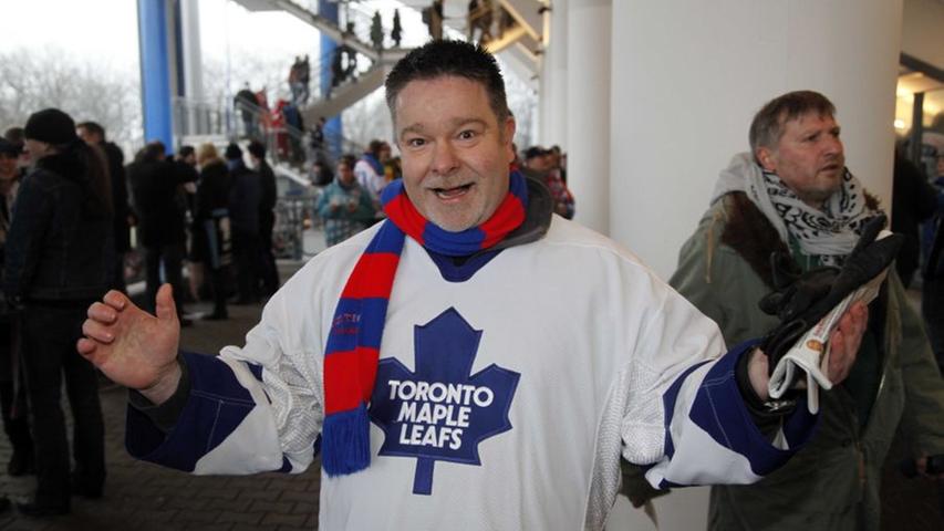 Ein Fan der kanadischen Toronto Maple Leafs ist begeistert.