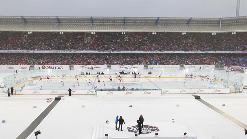 Die Spieler der Ice Tigers Nürnberg und Eisbären Berlin testen das Eis bevor es ernst wird.