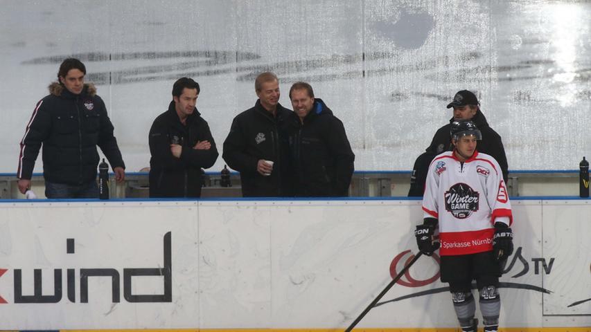 Der Trainer der Ice Tigers, Bengt-Ake Gustafsson (Mitte links) und Co-Trainer Tray Tuomie, scherzen zu Beginn des Spiels.