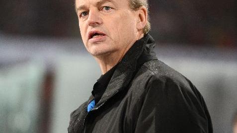 Ice-Tigers-Trainer Bengt-Ake Gustafsson blickt angespannt auf das Spielfeld.