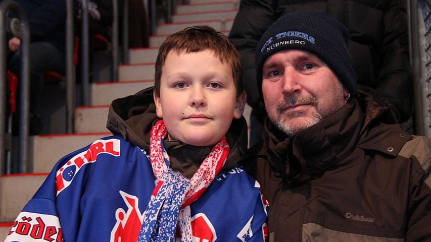 Florian (10) und Alwin (41) aus Allersberg sind Fans der Ice Tigers. "Ich freue mich schon seit Monaten auf dieses Spiel", schwärmt Vater Alwin, während sein Sohn Florian auf einen Sieg seiner Schützlinge hofft: "Ich tippe auf ein 5:2".