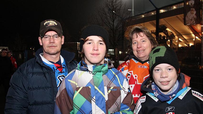 Ralf (52), Max (13), Katharina (46) und Steve (13) (von links) sind nach dem Sieg der Ice Tigers einfach glücklich: "Das Spiel hat unsere Erwartungen mehr als übertroffen, Nürnberg war ein guter Gastgeber."