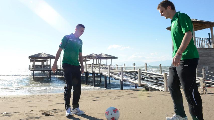 Neuzugang Nikola Djurdjic und Milorad Pekovic wechseln für kurze Zeit das Geläuf. Bei einem solchen Ausblick am Strand von Belek kann man auch den Sand in den Schuhen verschmerzen.