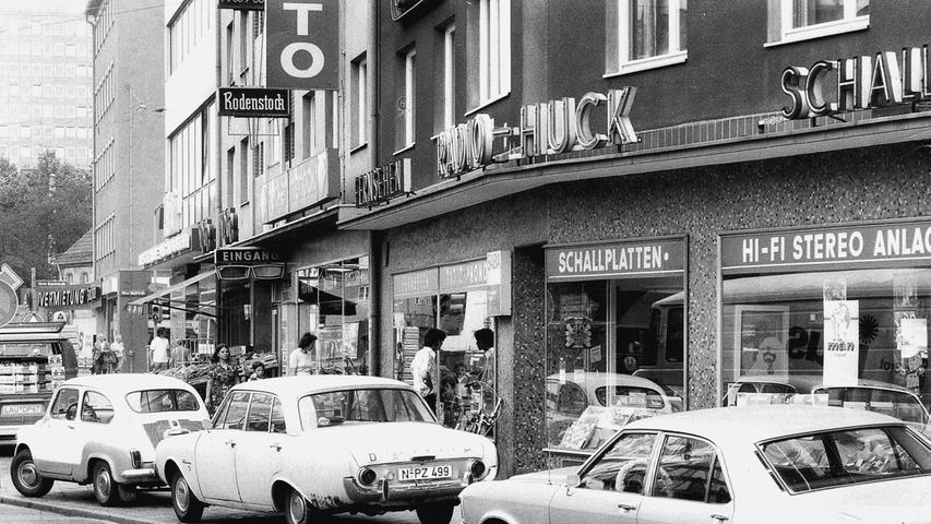 ... gingen auf die Barrikaden. Denn 1974 konnten die Autos noch direkt vor den Läden in der Fürther Straße parken. Deshalb wurde die Straße lediglich...